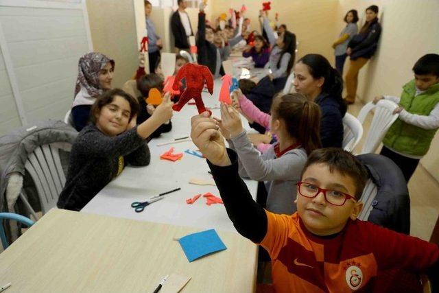 Bayraklı’da Çocuklar Kukla Yapmayı Öğreniyor