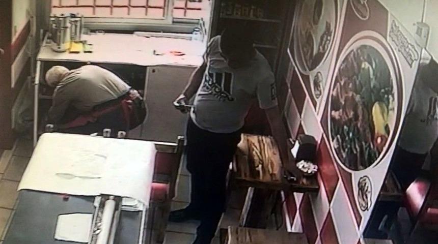 (&ouml;zel) Baklava İsteyip Kaşla G&ouml;z Arasında Cep Telefonunu &Ccedil;aldı