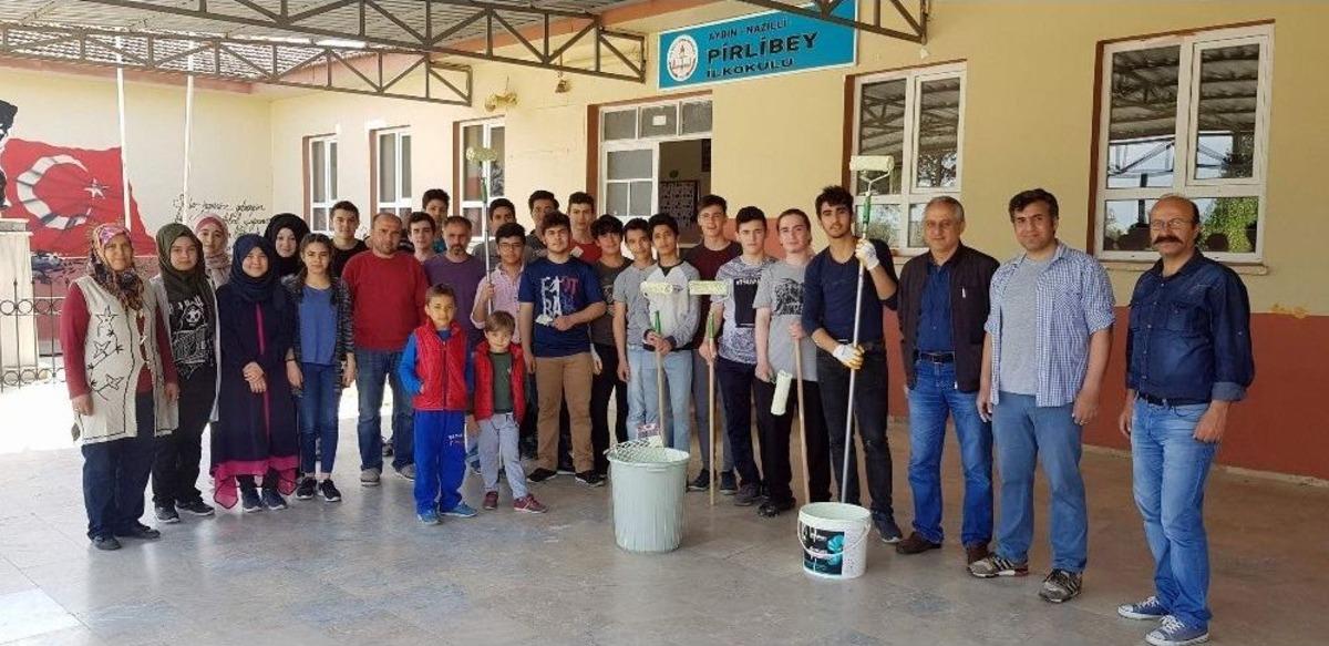 Liselilerden K&ouml;y İlkokulunda Okuyan Kardeşlerine Jest