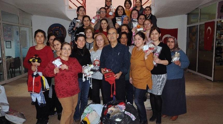 T&uuml;rkmen &Ccedil;ocuklar &Uuml;ş&uuml;mesin Diye &Ccedil;orap Ve Bere &Ouml;rd&uuml;ler