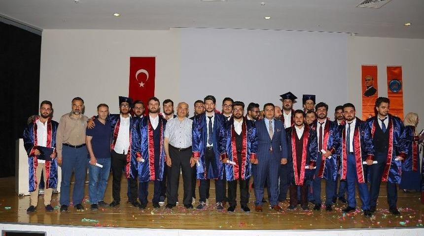 A&uuml; İlahiyat Fak&uuml;ltesi&rsquo;nde Coşkulu Mezuniyet T&ouml;reni