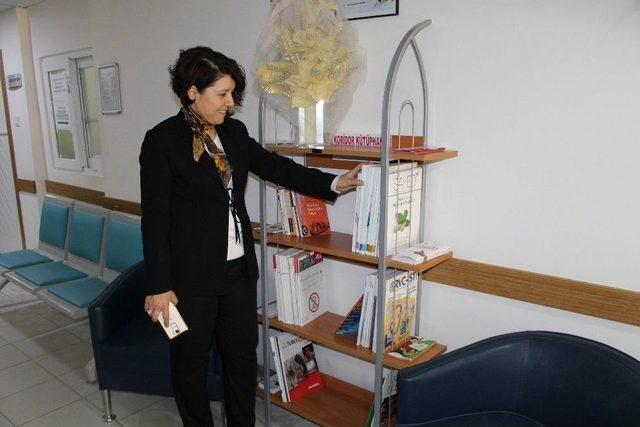 Hastaneye Mini Koridor Kütüphanesi 2