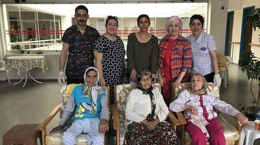 Yaşlıları Ziyaret Edip El Ve Ayak Bakımlarını Yaptılar