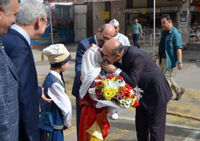 Adana’da Okullarda Kuru Üzüm Dağıtımı Yapıldı