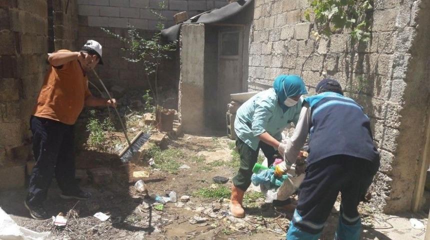 Yayılan Koku Üzerine Çöp Ev Ortaya Çıktı