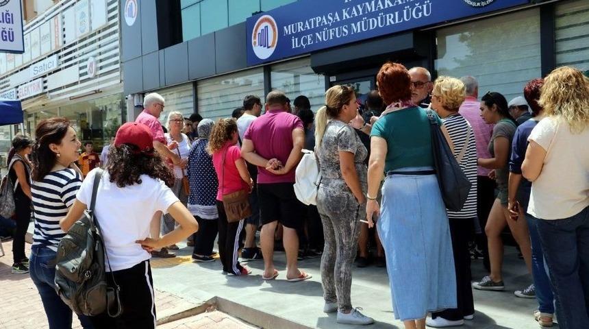 Antalya&rsquo;da N&uuml;fus M&uuml;d&uuml;rl&uuml;kleri &Ouml;n&uuml;nde Se&ccedil;im Kuyruğu