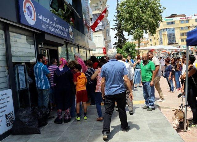 Antalya’da Nüfus Müdürlükleri Önünde Seçim Kuyruğu