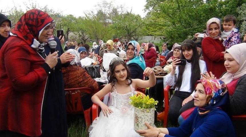 Erciş&rsquo;te &lsquo;bicek &Ccedil;ıkartma&rsquo; Oyunu Yeniden Canlandırıldı