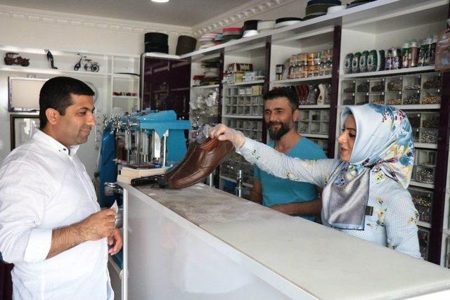 Eşinden Öğrendiği Meslekte Şehrin Tek Kadın Ayakkabı Tamircisi Oldu