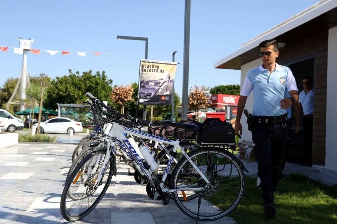 D&uuml;nyaca &Uuml;nl&uuml; Konyaaltı Sahili Bisikletli &rsquo;martı Timi&rsquo;ne Emanet