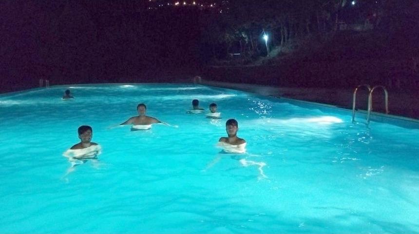 &Ccedil;ukurca&rsquo;da Gece Yarısı Havuz Keyfi