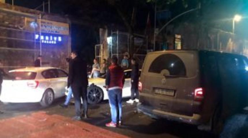 Beşiktaş&rsquo;ta Alkoll&uuml; S&uuml;r&uuml;c&uuml; L&uuml;ks Aracıyla 2 Araca &Ccedil;arpıp Ka&ccedil;tı