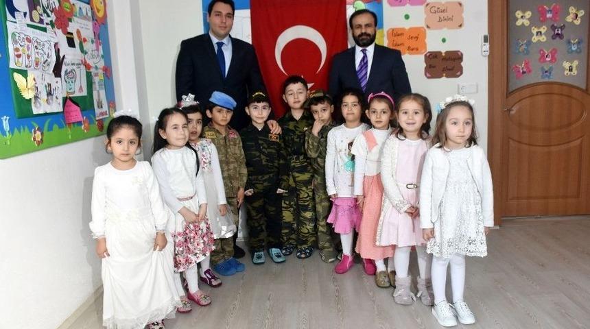 Minik &Ouml;ğrenciler Asker Kıyafeti Giydi