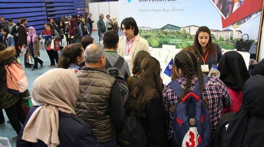Hkü, Adana Eğitim Fuarında Öğrencilerle Buluştu