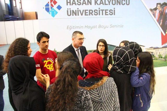 Hkü, Adana Eğitim Fuarında Öğrencilerle Buluştu