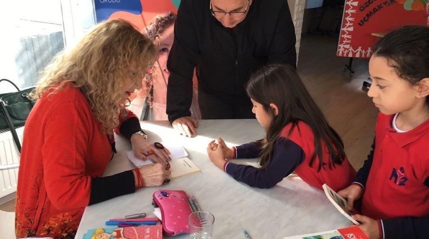 Aytül Akal Küçük Okurlarıyla Buluştu