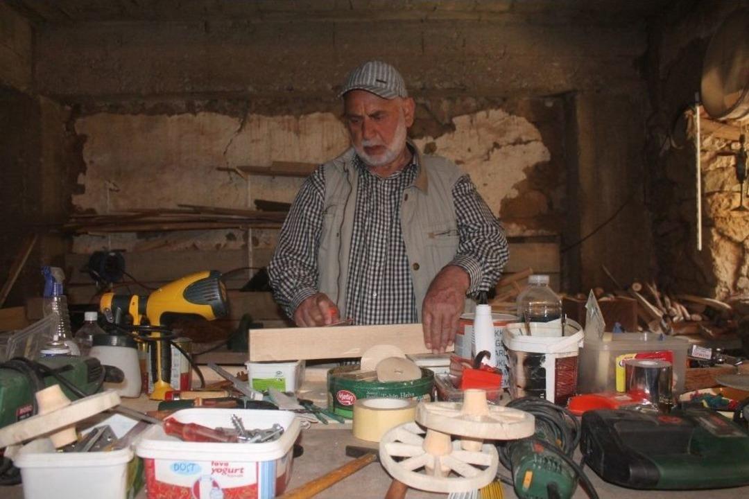Gurbette &Ouml;zlemini &Ccedil;ektiği Eski K&ouml;y Aletlerinin Maketini Yapıyor