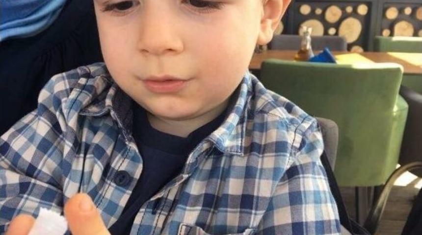 Oyun Oynarken Perdenin İpi Boğazına Dolanan 3,5 Yaşındaki &Ccedil;ocuk Yaşam M&uuml;cadelesi Veriyor