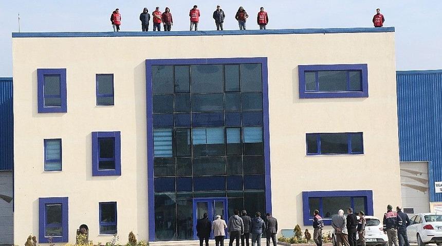 Karab&uuml;k&rsquo;te İşten &Ccedil;ıkarılan İş&ccedil;iler Haddehane &Ccedil;atısına &Ccedil;ıkarak Eylem Yaptı