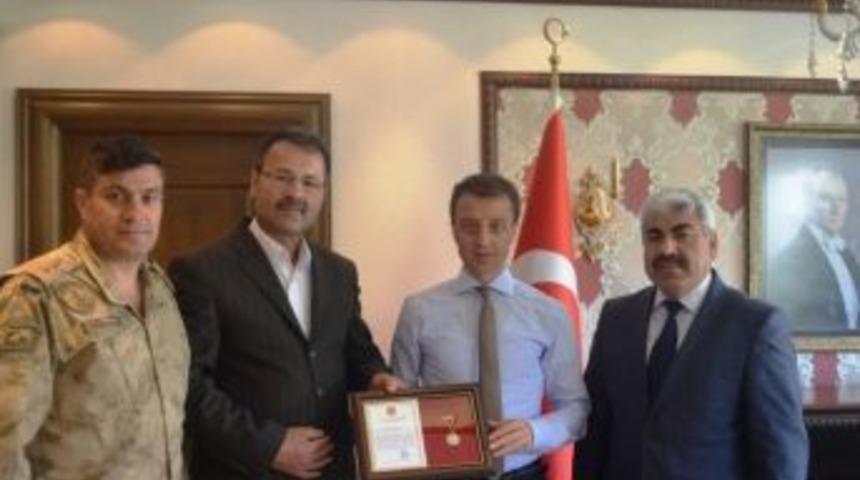 Tsk&rsquo;dan G&uuml;r&uuml;n&rsquo;e G&uuml;m&uuml;ş Madalya Ve Berat.