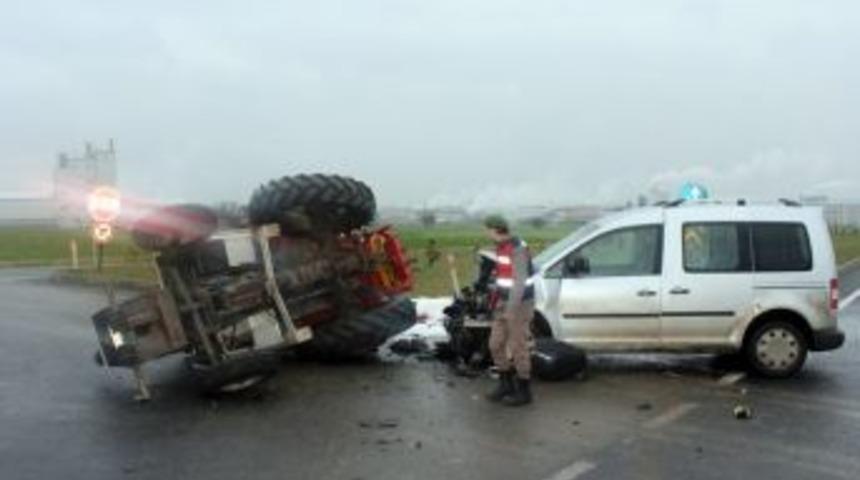 Trakt&ouml;rle Hafif Ticari Ara&ccedil; &Ccedil;arpıştı: 1 Yaralı