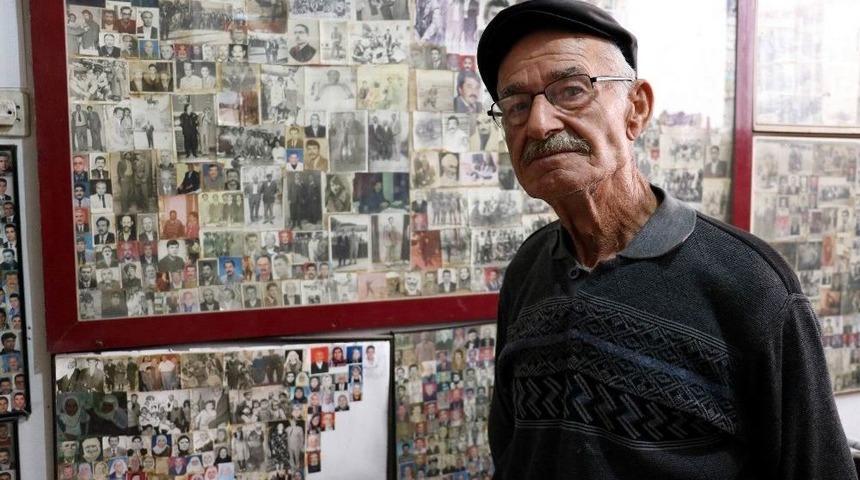 &Ouml;lenlerin Fotoğraflarını D&uuml;kkanında Sergiliyor