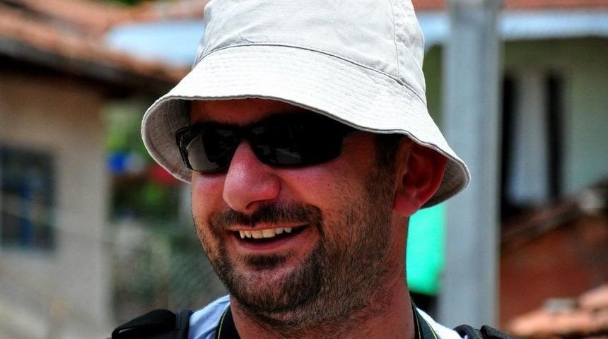 Fotoğraflarının Gelirini Albino Kardeşlere Bağışladı