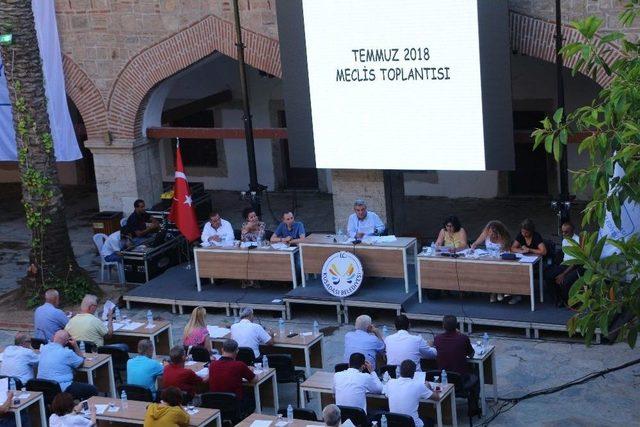 Kuşadası Belediye Meclisi Kervansaray’da Yapıldı