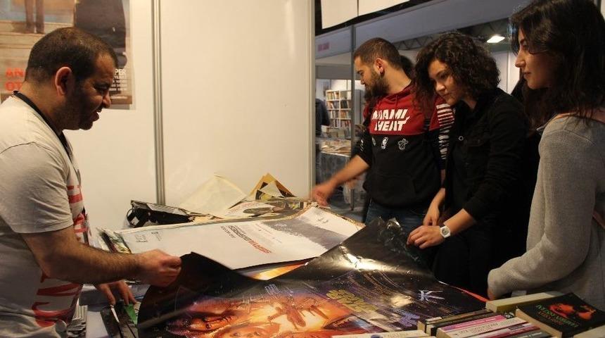 (özel) 48 Yıllık Film Afişlerini Fuarda Sergiliyor