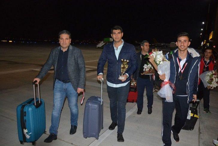 Şampiyon Hokeyciler Gaziantep’te G4