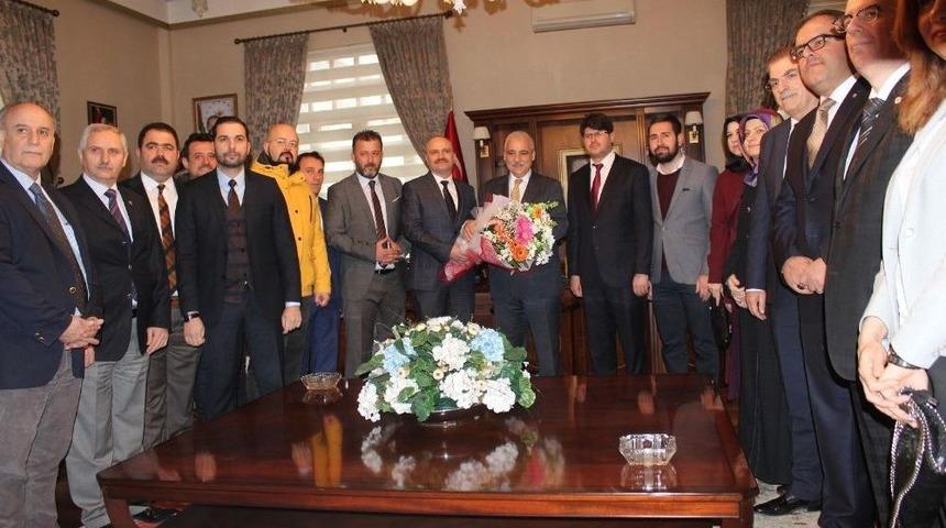 Manisa Ak Parti&rsquo;nin Yeni Y&ouml;netiminin İlk Ziyareti Vali G&uuml;ven&ccedil;er&rsquo;e Oldu
