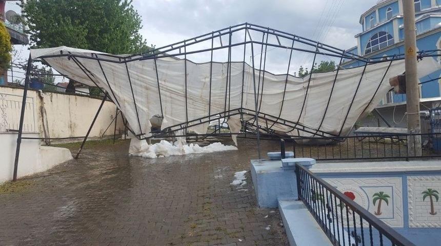 Uşak&rsquo;ın Corum K&ouml;y&uuml;n&uuml; Dolu Ve Fırtına Vurdu