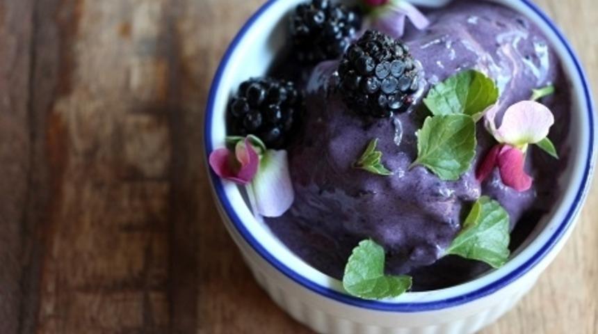 B&ouml;ğ&uuml;rtlenli Armutlu Yoğurt Tatlısı