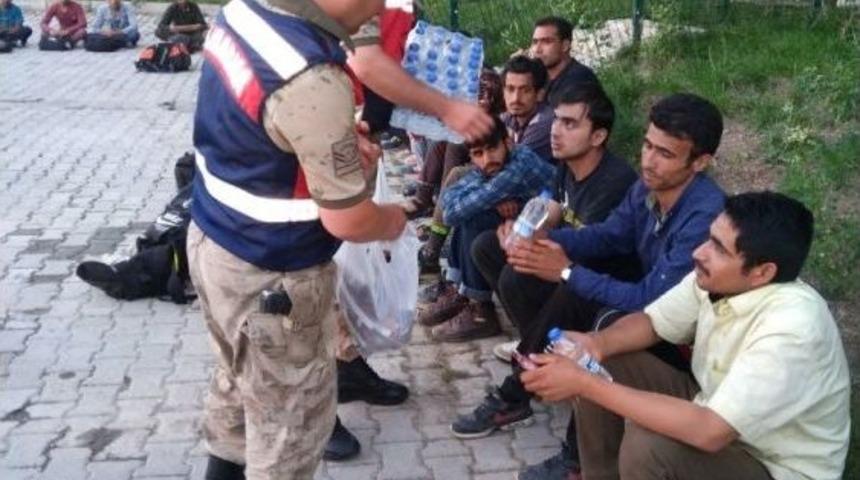 Elazığ&rsquo;da 60 Afganlı Yakalandı