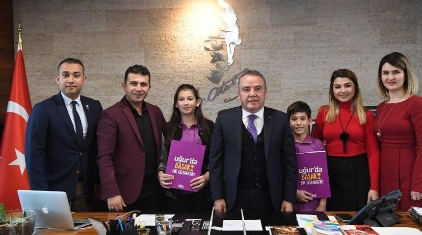 Başkan Böcek’ten Öğrencilere Destek