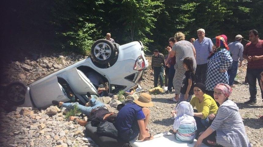 Otomobil Şarampole Yuvarlandı: 5 Yaralı