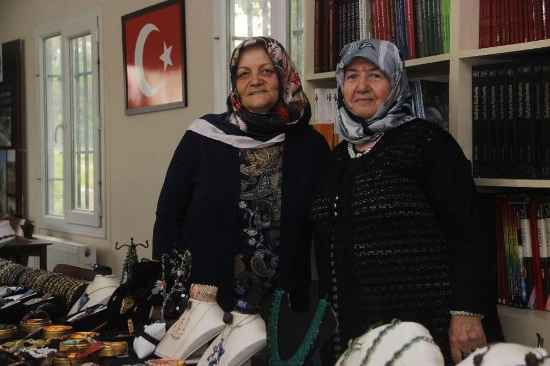 Bu Kadınlar Hem &Ouml;ğreniyor Hem De Para Kazanıyorlar