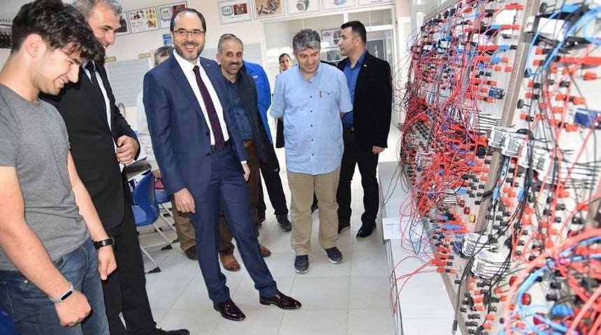 Başkan Ayaz, İl&ccedil;ede Faaliyet G&ouml;steren Okulları Ziyaret Etti