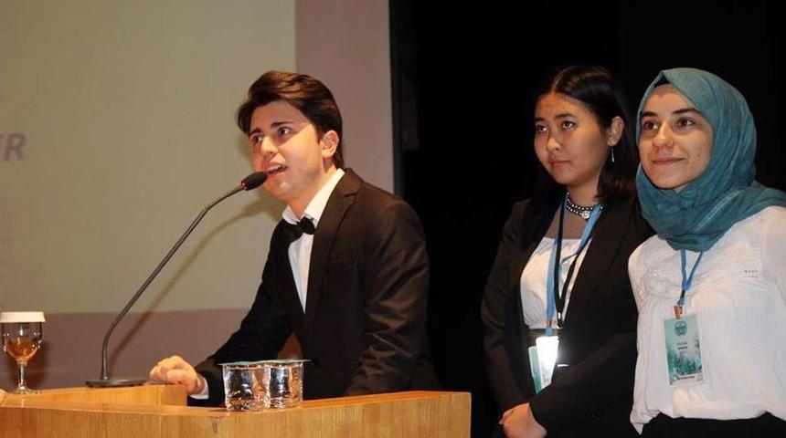 İhlas Koleji &Ouml;ğrencisi Hasmun18&rsquo;de Komite Başkanı Oldu