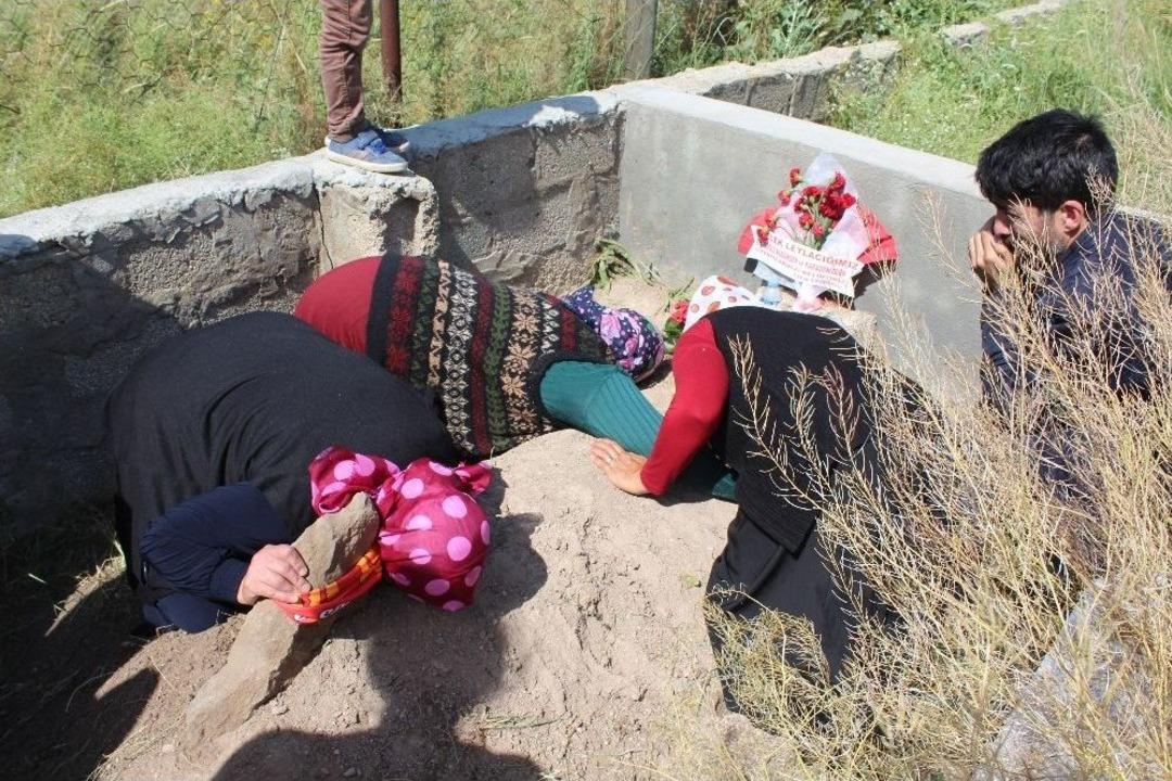 Acılı Anne Leyla&rsquo;nın Mezara Sarılarak G&ouml;zyaşlarına Boğuldu