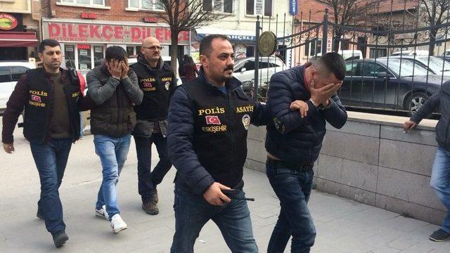 Eskişehir’de 50 Bin Liralık İçki Ve Sigara Çalan 5 Hırsızdan 3’ü Yakalandı