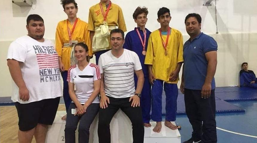 Yunusemreli Kuşak G&uuml;reş&ccedil;ileri &Ccedil;anakkale&rsquo;de Madalyaları Topladı