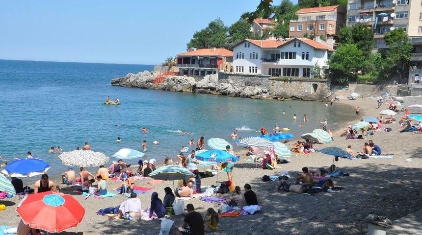 Sıcaktan Bunalan Vatandaşlar Plajlara Akın Etti