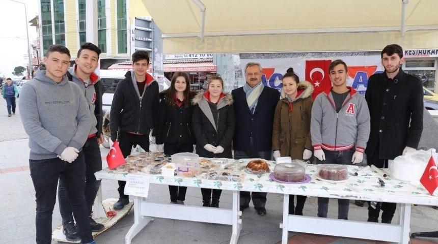 Lise &Ouml;ğrencilerinden Mehmet&ccedil;ik Vakfına Destek Kermesi