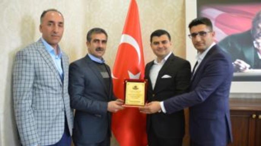 Eleşkirtspor Y&ouml;netiminden Kaymakam Sarı&rsquo;ya Plaket