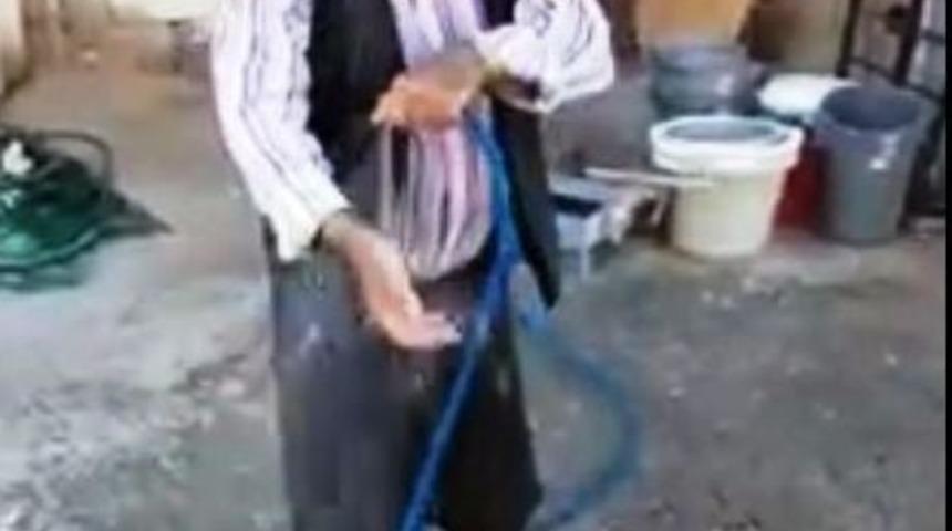 Sıcaktan Bunalan Yaşlı Adam Kendisine Hortumla Su Tuttu