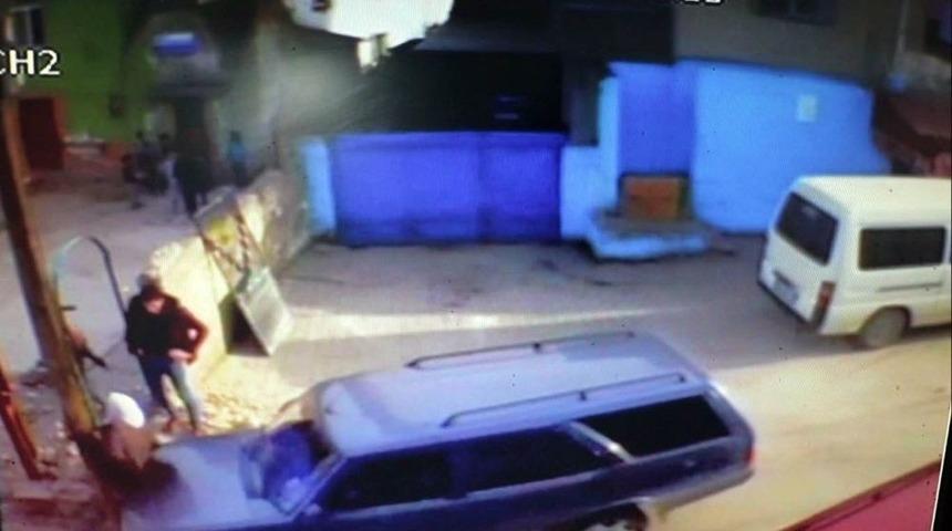 Panikleyen S&uuml;r&uuml;c&uuml; Yaşlı Kadını Telefon Direğine Sıkıştırdı