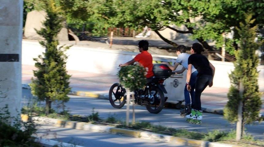 Motosikletin Arkasına Asılan Patenci Gen&ccedil;ler &Ouml;l&uuml;me Davetiye &Ccedil;ıkardı