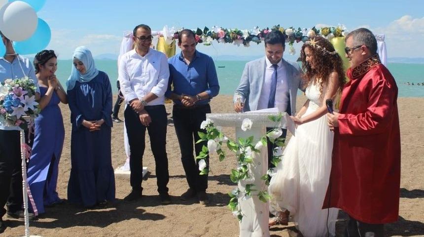 Doktor &Ccedil;ift, Beyşehir G&ouml;l&uuml; Kıyısındaki Plajda Evliliğe &rsquo;evet&rsquo; Dedi