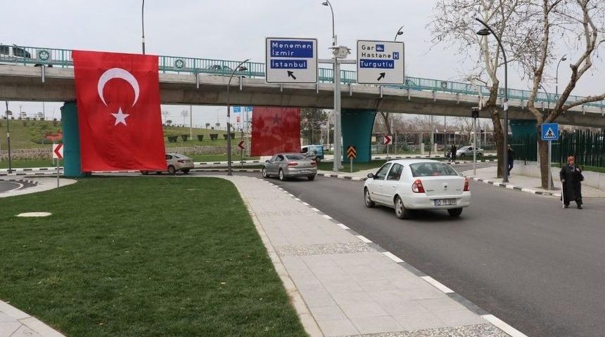 K&ouml;pr&uuml;l&uuml; Kavşak T&uuml;rk Bayraklarıyla Donatıldı